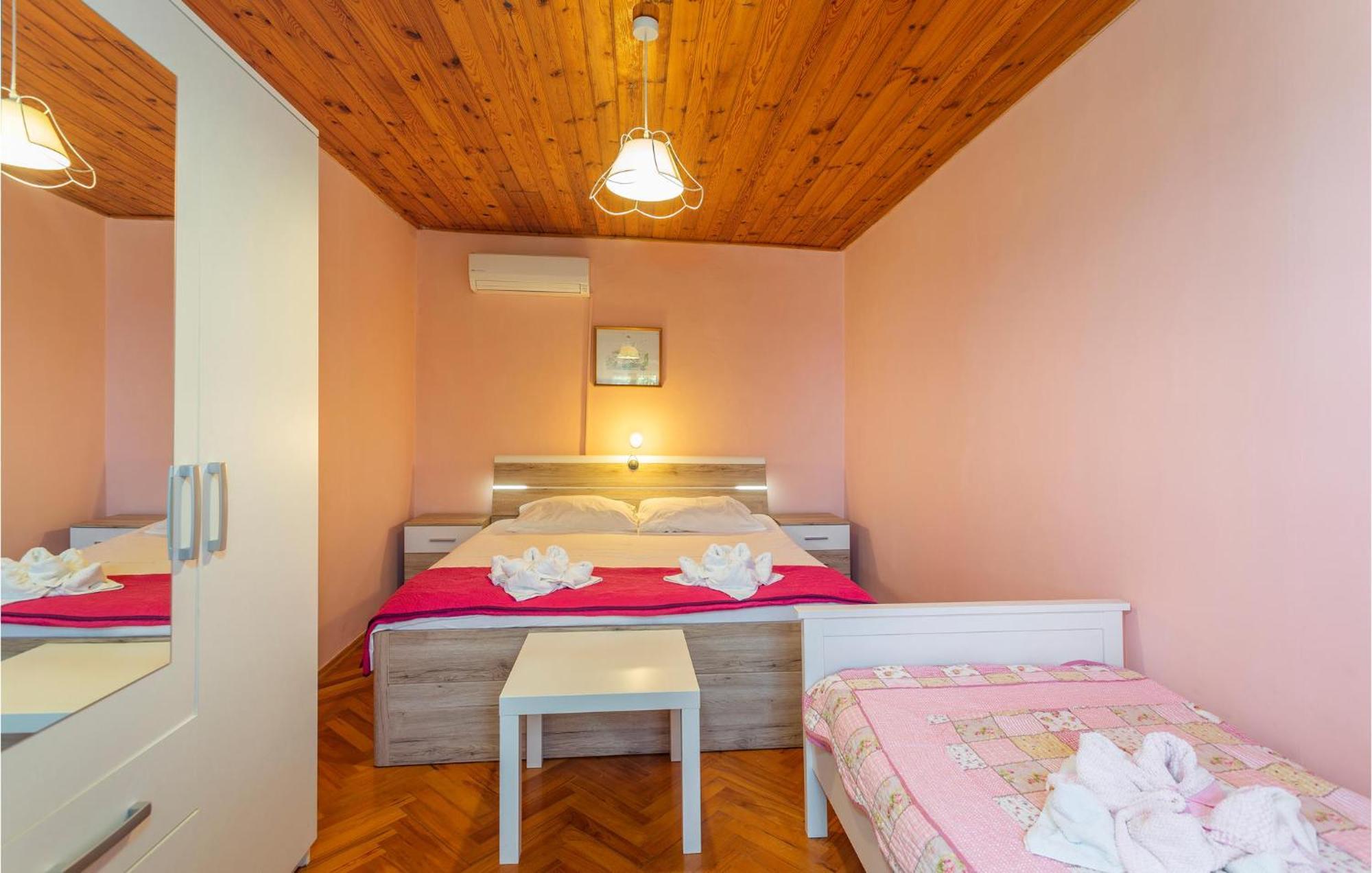 Cozy Home In Omisalj With Kitchen 外观 照片